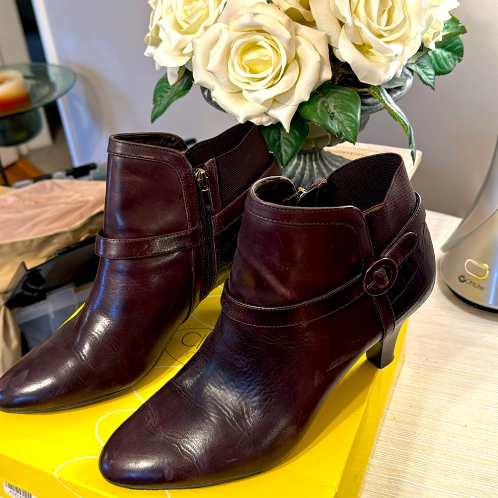 CIRCA JOAN&DAVID Brown Leather Booties